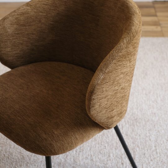 Chaise Enveloppante Velours Marron Pieds Noir