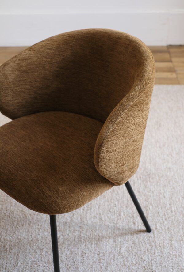 Chaise Enveloppante Velours Marron Pieds Noir