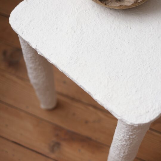 Table d'appoint en papier mâché – Image 2