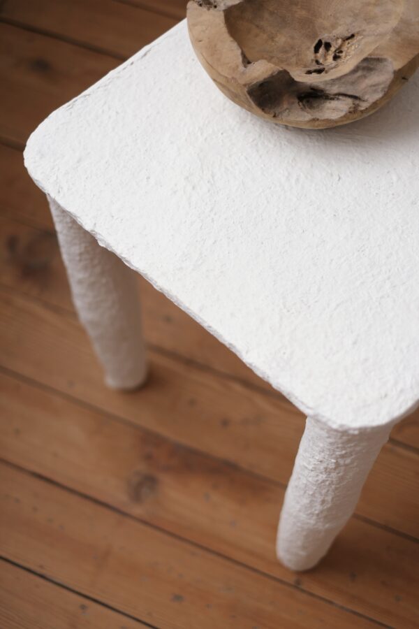 Table d'appoint en papier mâché