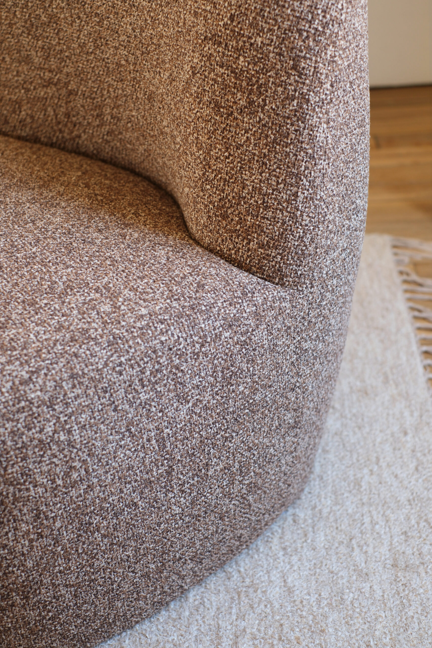 Fauteuil arrondi brun chiné – Image 3
