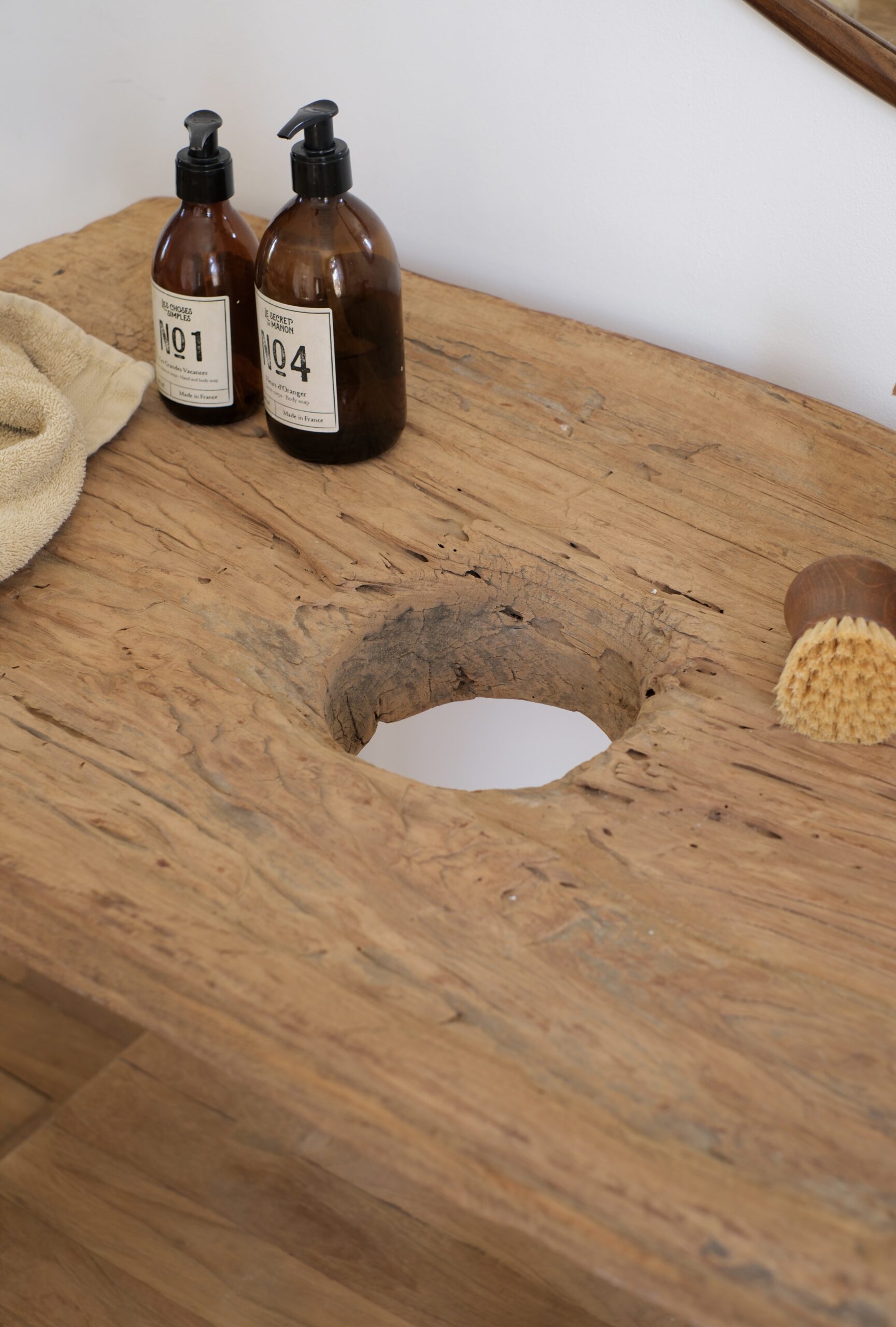 Console de salle de bain - ancien broyeur de riz indonésien – Image 3