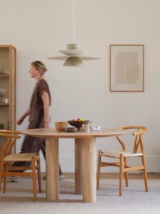 Vous avez repéré notre toute dernière nouveauté sur cette photo ? 😍 Tellement fan de cette suspension soucoupe qui prend place au dessus de la table, comme une sculpture suspendue ! Elle est à retrouver en deux tailles différentes sur l’eshop :)