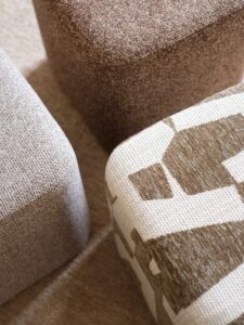 On vous présente notre nouveau pouf en tweed chiné qui se glisse partout ! Siège, repose-pieds, table basse improvisée… l’accessoire déco pratique & modulable, disponible en trois coloris.