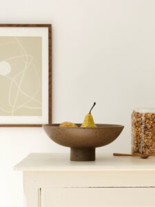Quand l’utile devient le beau 💛 Coup de cœur pour cette coupe à fruits sur pied en terre cuite, pleine de caractère.