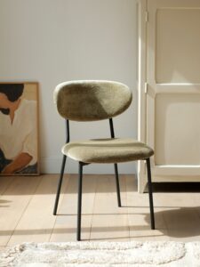La douceur du velours vert olive, la modernité du métal noir ✨ Notre nouvelle chaise de salle à manger va vite devenir un incontournable !