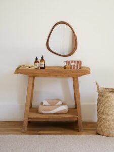 Ancienne vie, nouvelle âme ✨ Coup de cœur pour ce broyeur de riz indonésien devenu console de salle de bain. Une pièce unique en bois massif exotique dont les marques du temps racontent l’histoire et lui donnent tant de cachet.