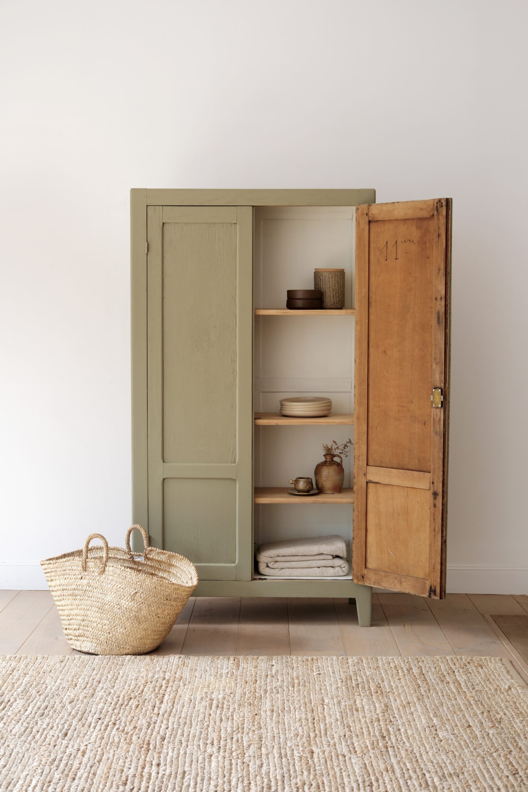 armoire vintage vert sauge