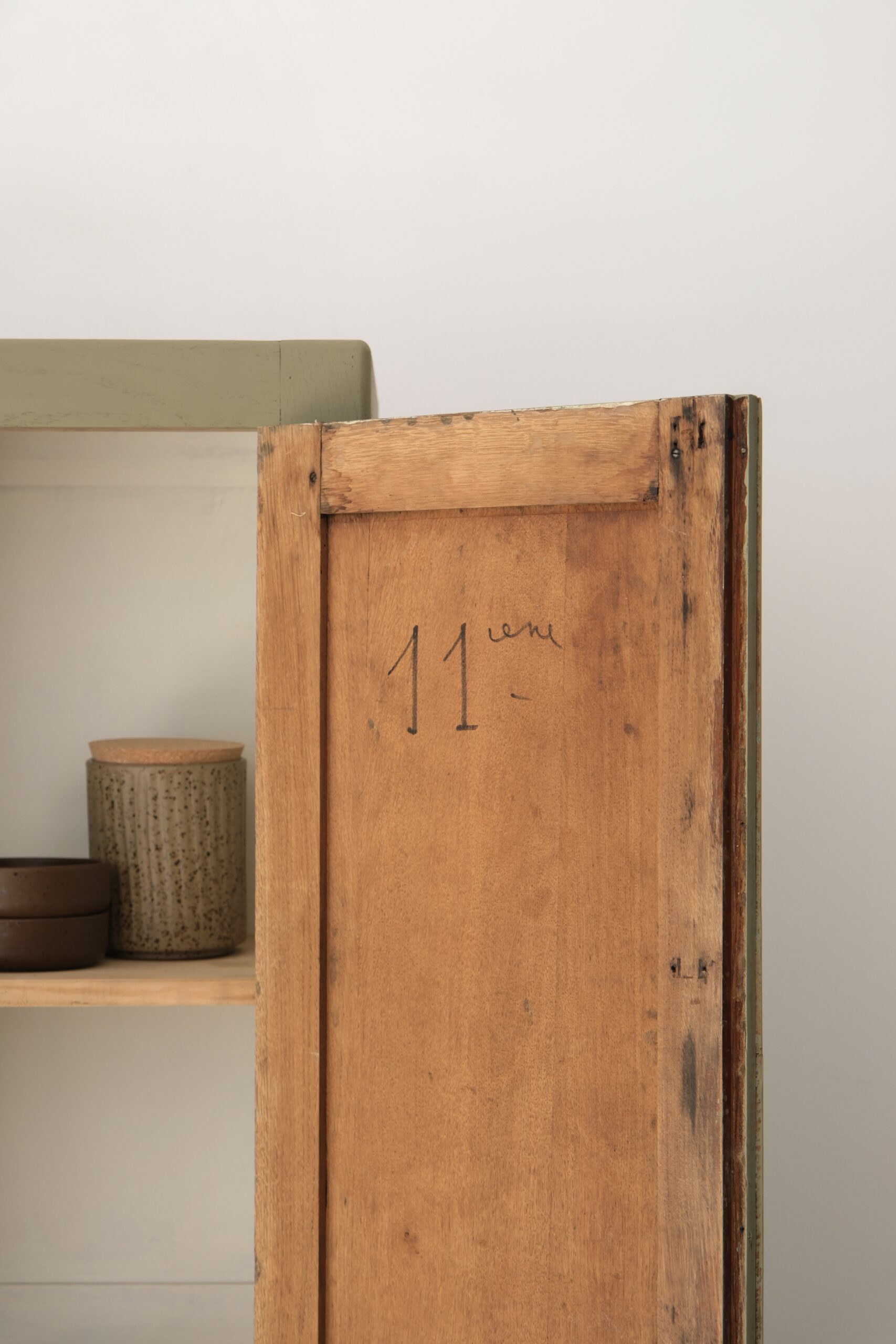 Armoire parisienne vintage vert sauge - 3 étagères – Image 5