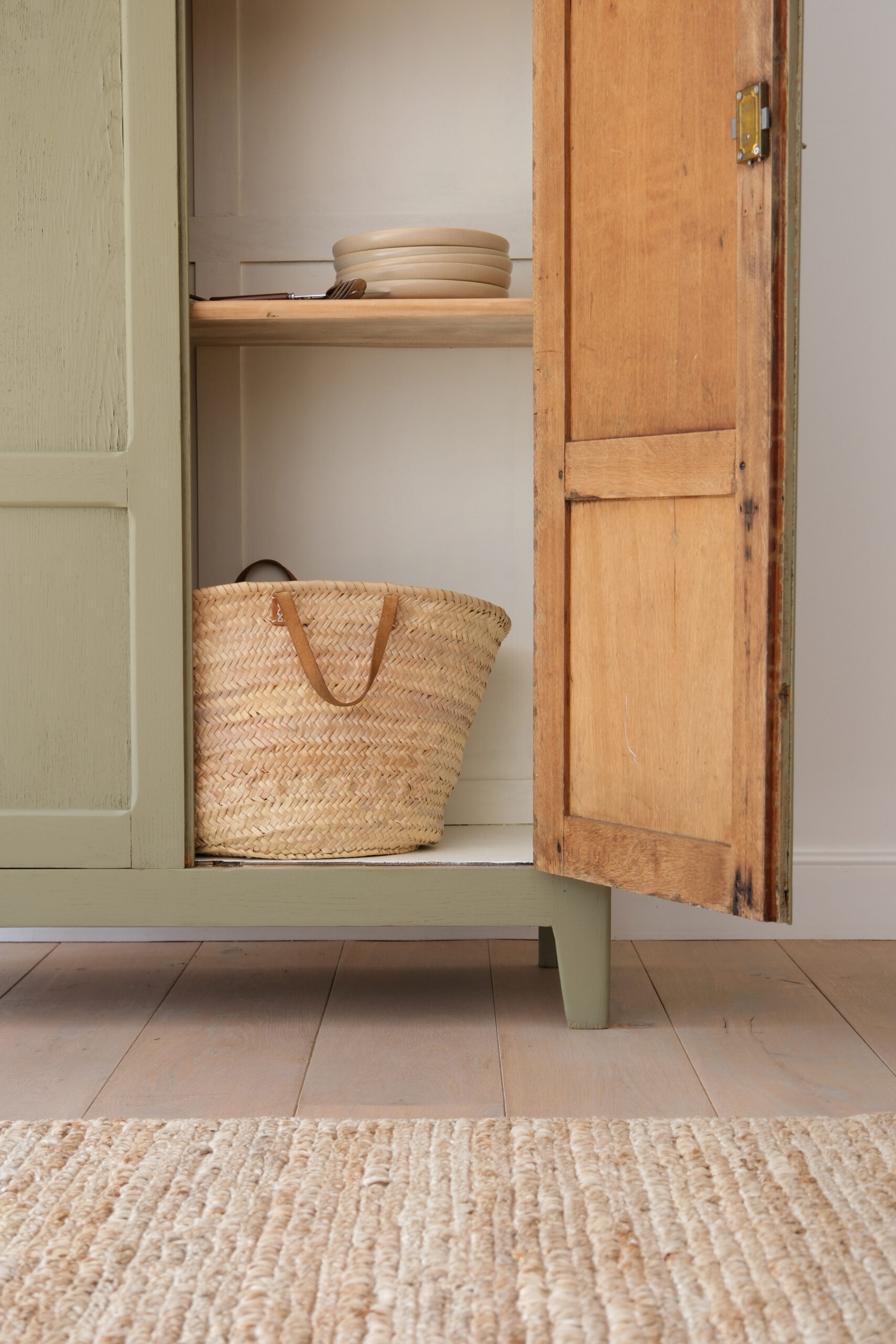 Armoire parisienne vintage vert sauge - 2 étagères – Image 4