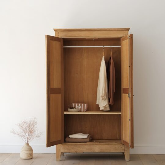 Armoire parisienne vintage en bois brut – Image 2