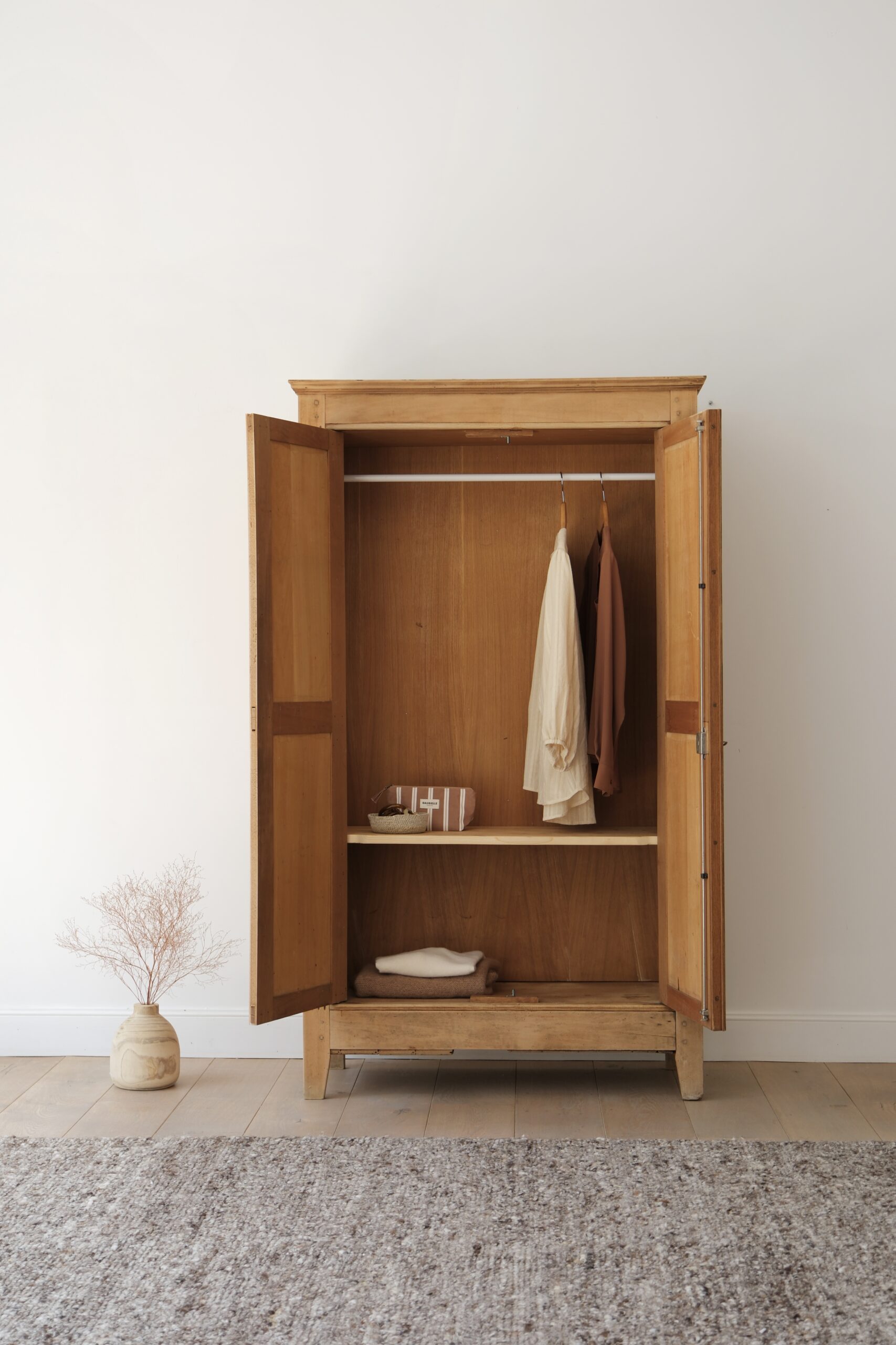 Armoire parisienne vintage en bois brut – Image 2