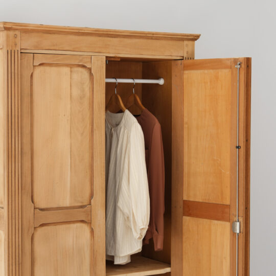 Armoire parisienne vintage en bois brut – Image 3