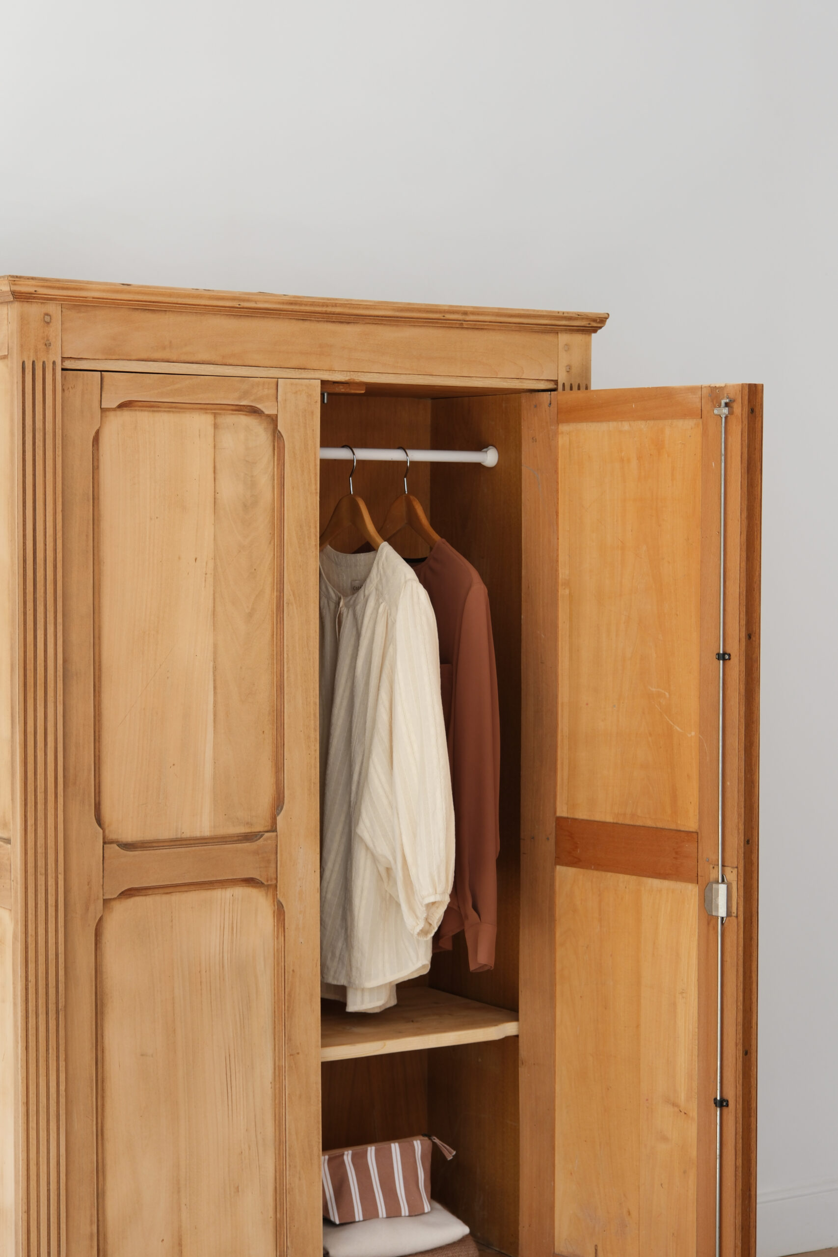 Armoire parisienne vintage en bois brut – Image 3