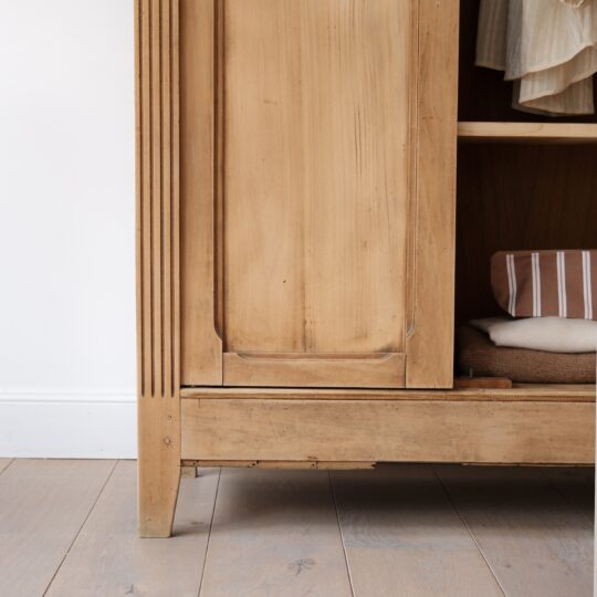 Armoire parisienne vintage en bois brut – Image 4