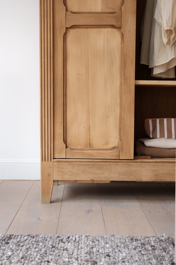 Armoire parisienne vintage en bois brut