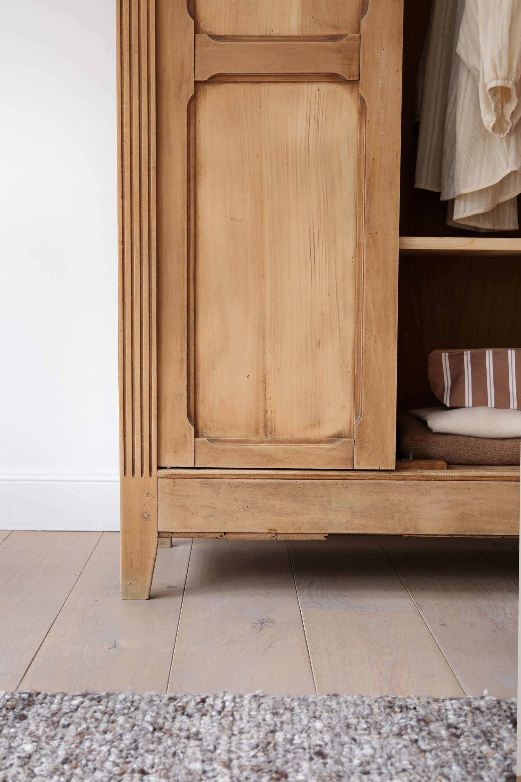 Armoire parisienne vintage en bois brut – Image 4