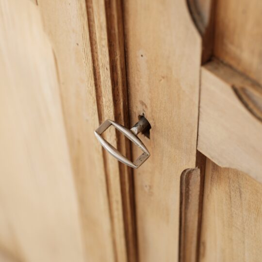 Armoire parisienne vintage en bois brut – Image 5