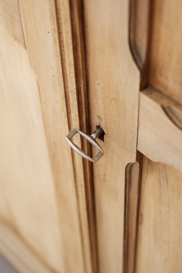 Armoire parisienne vintage en bois brut