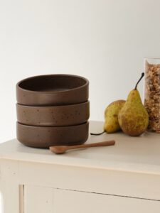 Zoom sur la collection Gène, des objets du quotidien en terre cuite & aux lignes simples, sublimés par un émail mat moucheté.