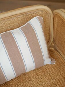 Uni ou à motif, le coussin c’est la petite touche déco qui réchauffe votre intérieur 💛 Découvrez notre sélection sur Sélection M.