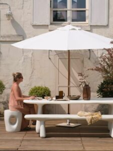 Le spot préféré de l’été 🌞 Toujours aussi fan de cet ensemble de jardin en résine très robuste ! Actuellement disponible sur l’eshop avec un envoi rapide pour profiter au plus vite de vos grandes tablées d’été en famille ou entre amis 💛