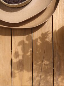 Jeu d’ombres sur notre nouvelle table basse d’extérieur en teck massif 🌞🍃