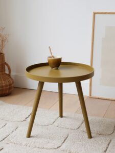 Notre jolie table d’appoint en bois, tout en rondeur 💛 Un très joli rendu avec un mini prix :)