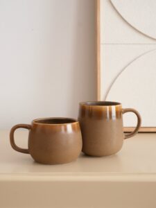 Nouveautés 💛 Quelques nouvelles pépites sont arrivées sur Sélection M, dont ces tasses en grès à la forme réconfortante que j’adore !