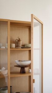 Ce vaisselier c’est LA pièce maîtresse de ma salle à manger 😍 Avec son style minimaliste intemporel & la qualité de son chêne massif, impossible de m’en lasser ! La bonne nouvelle ? Il est actuellement soldé sur l’eshop 🫣