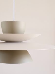 Zoom sur notre suspension soucoupe, qui s’impose comme une sculpture suspendue dans votre intérieur 💛