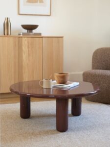 Quand l’élégance seventies rencontre le design contemporain 💛 On vous présente notre nouvelle table basse laquée à la teinte aubergine, tout en caractère.