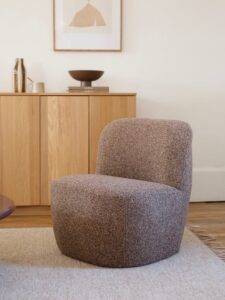 New in ✨ Notre fauteuil arrondi en tweed brun chiné 🤎 Une silhouette toute en courbes, pensée pour les coins lecture cocooning. Dispo dès maintenant sur l’eshop !