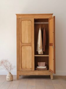 Parmi les derniers meubles vintage chinés pour vous,  il y a cette superbe armoire parisienne en bois brut, entièrement restaurée et prête pour rejoindre sa nouvelle maison 💛
