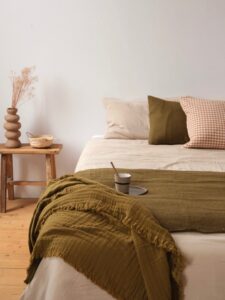 Avec la rentrée qui approche, on n’a qu’une envie : ralentir, encore et encore 💛
Créer un cocon dans la chambre y est pour beaucoup : quelques coussins douillets, un plaid et/ou un édredon, des matières naturelles, des teintes douces et réconfortantes….
Voici la chambre, version Selection M ✨