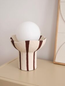 Coup de cœur absolu pour notre nouvelle lampe de table ✨ Un caractère affirmé, une silhouette moderne, et la chaleur brute de la céramique.
