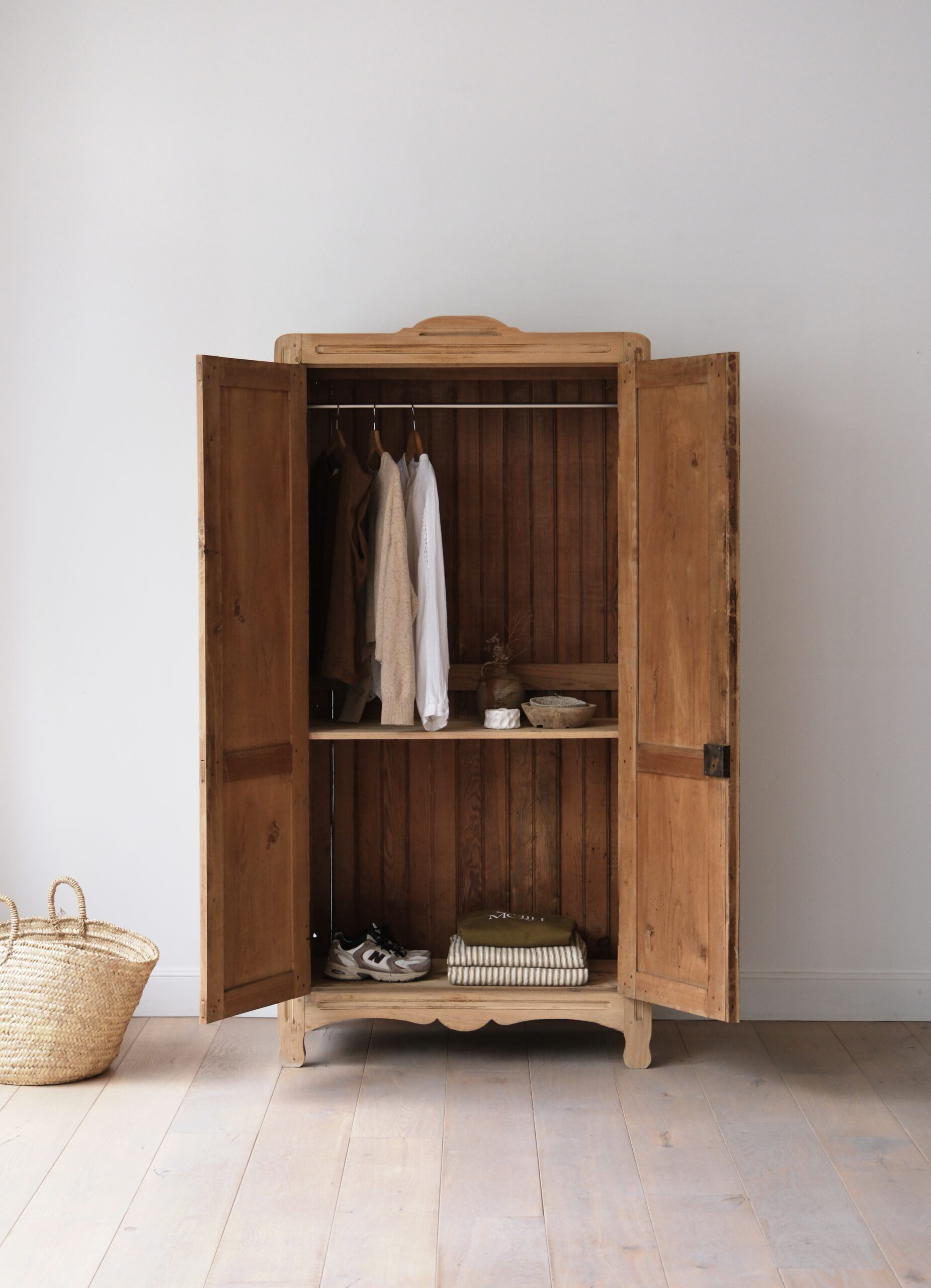 Armoire vintage en bois massif – Image 7