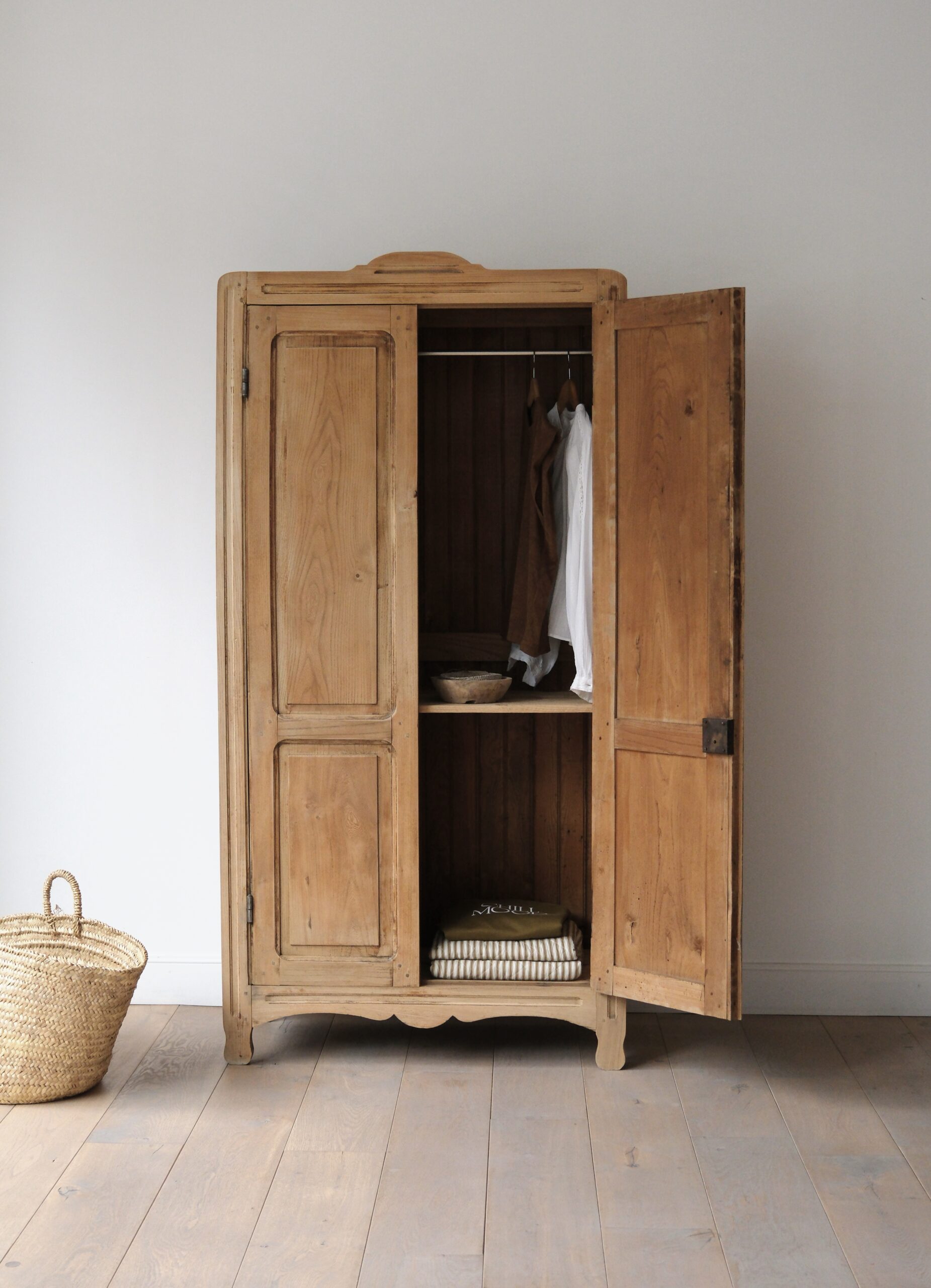 Armoire vintage en bois massif – Image 8