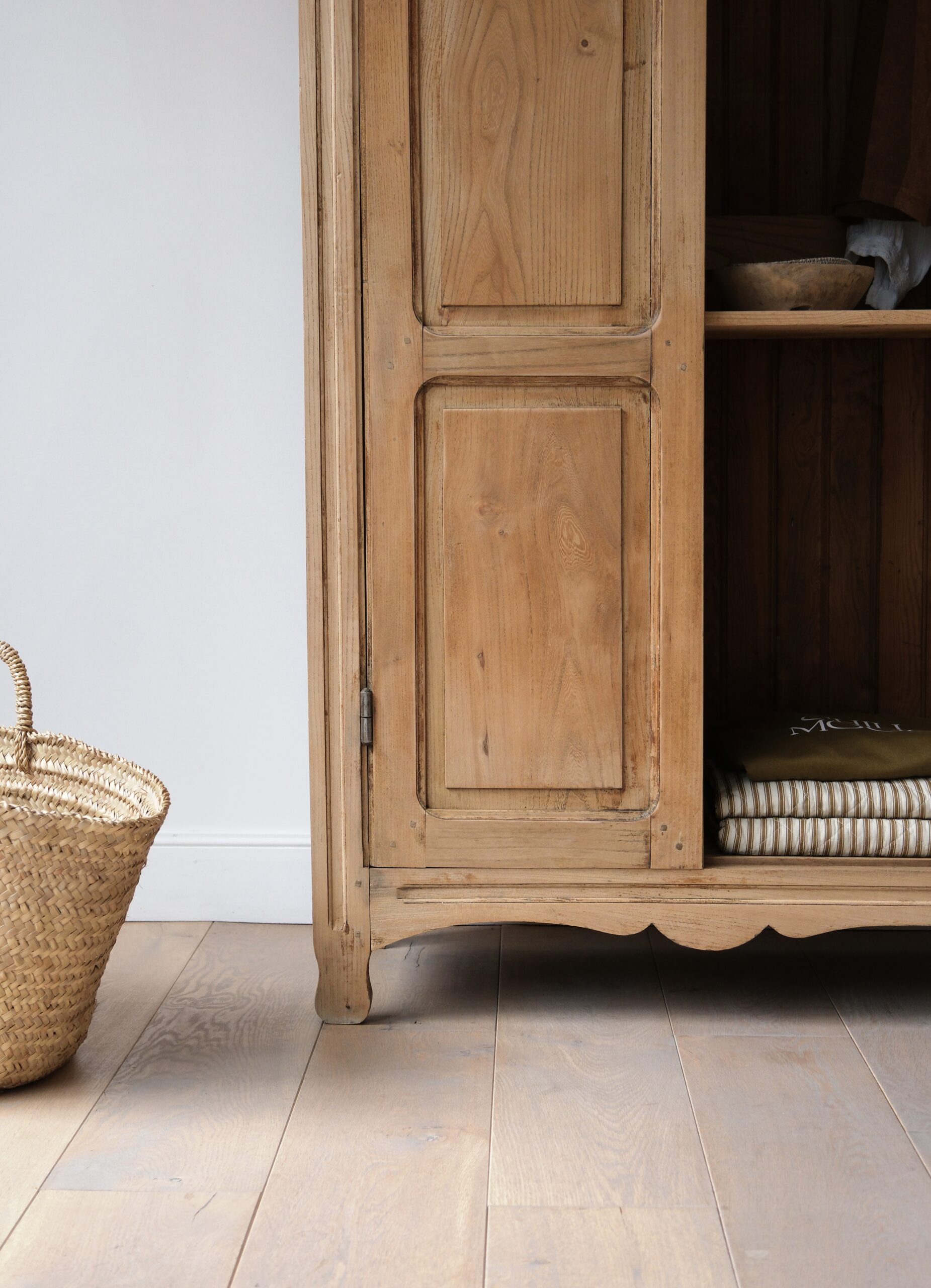 Armoire vintage en bois massif – Image 3
