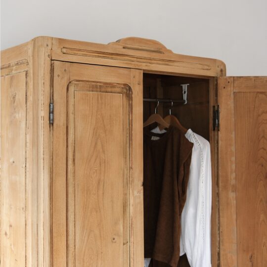 Armoire vintage en bois massif – Image 4