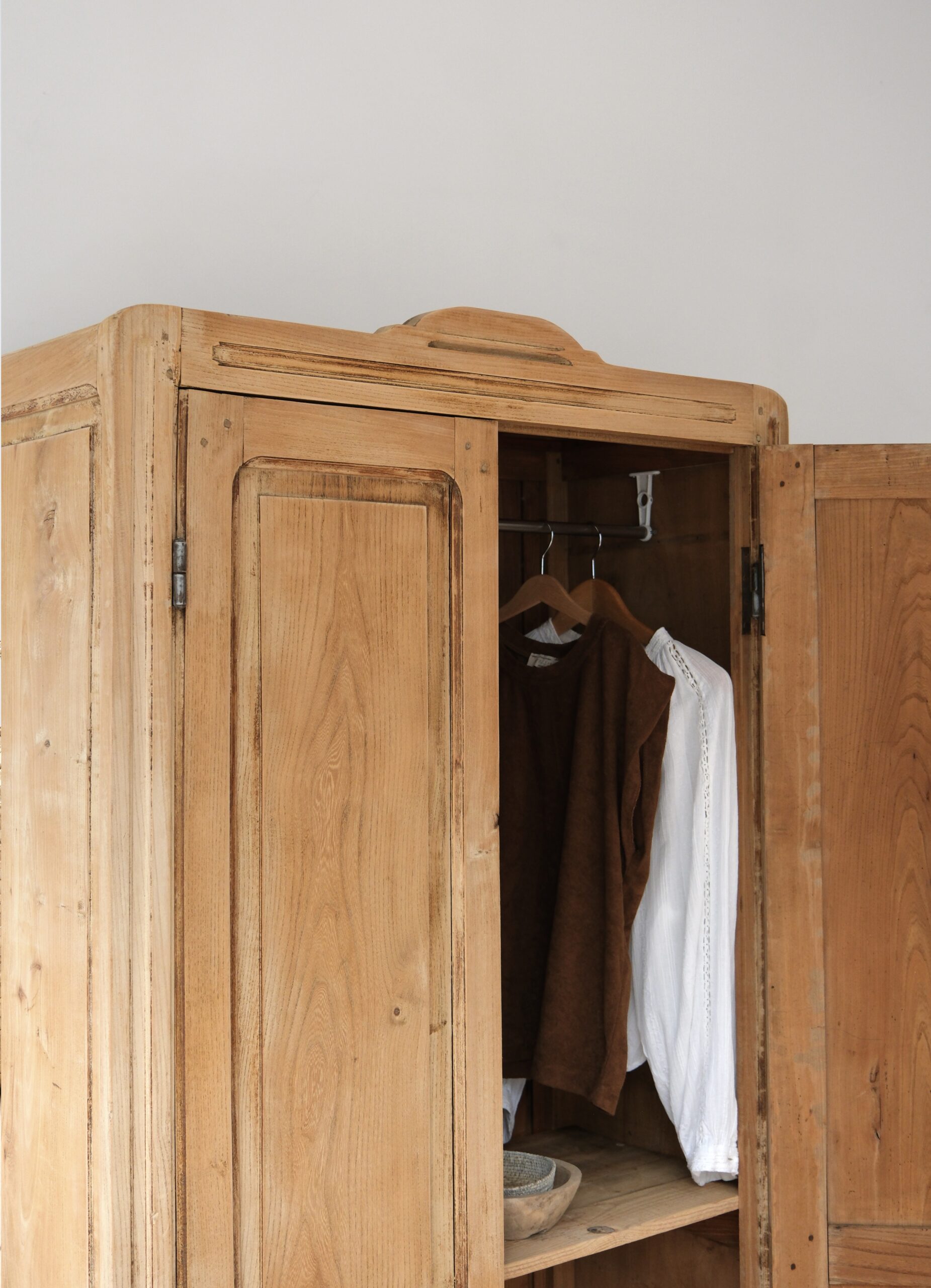 Armoire vintage en bois massif – Image 4