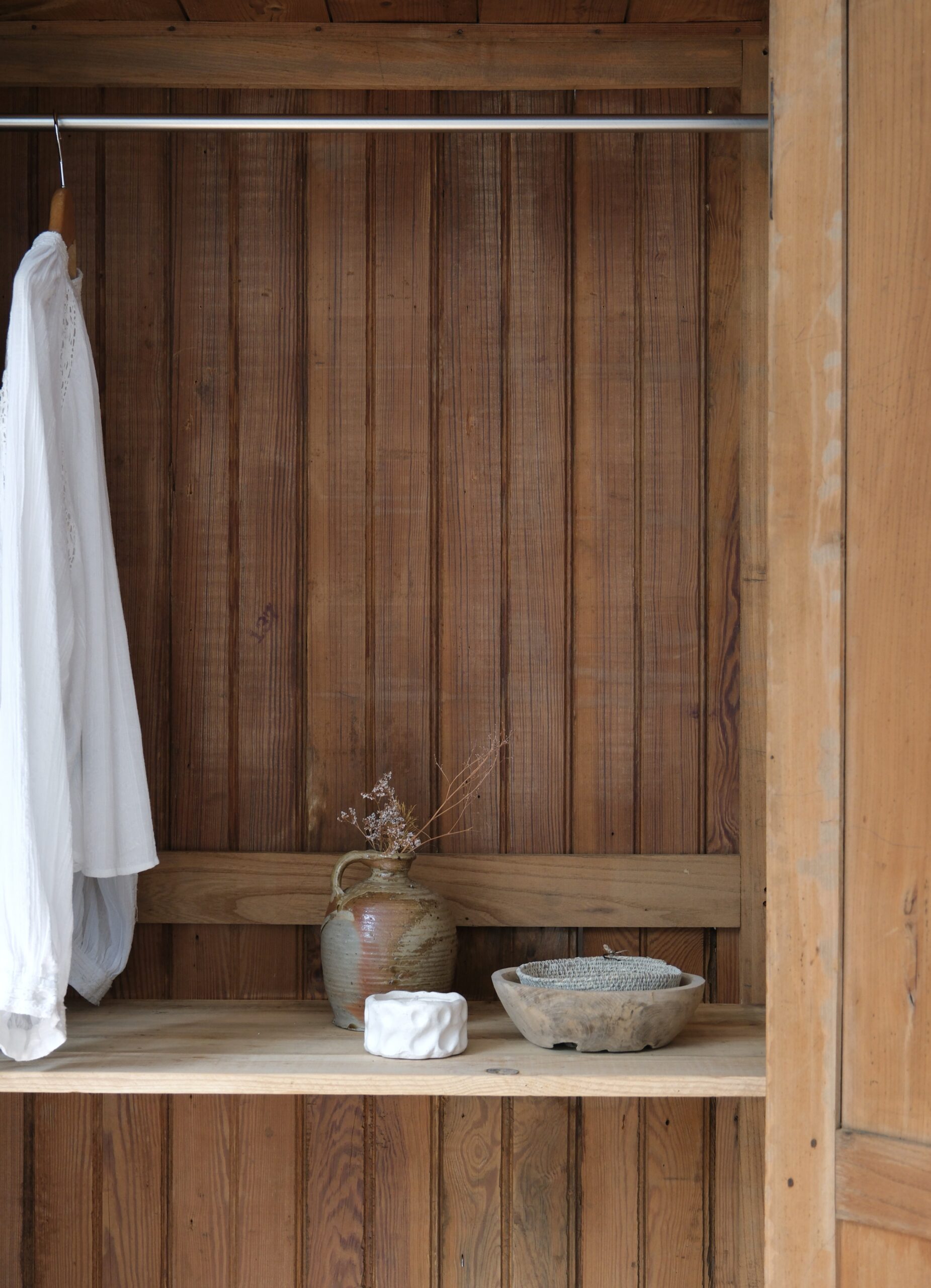 Armoire vintage en bois massif – Image 5