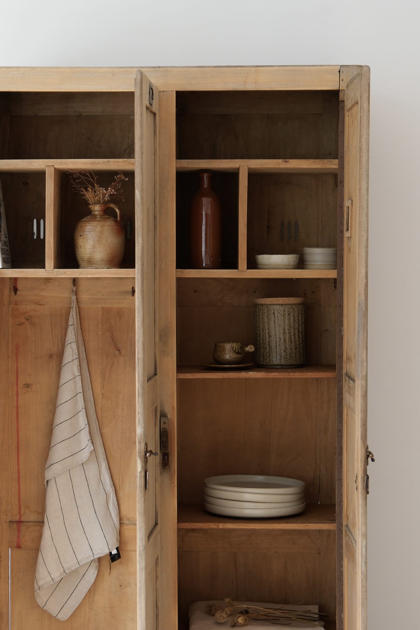 Armoire vintage ancien vestiaire allemand en chêne – Image 8