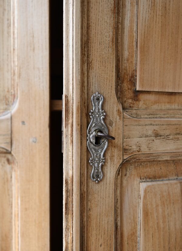 Armoire-8 Armoire vintage en bois massif