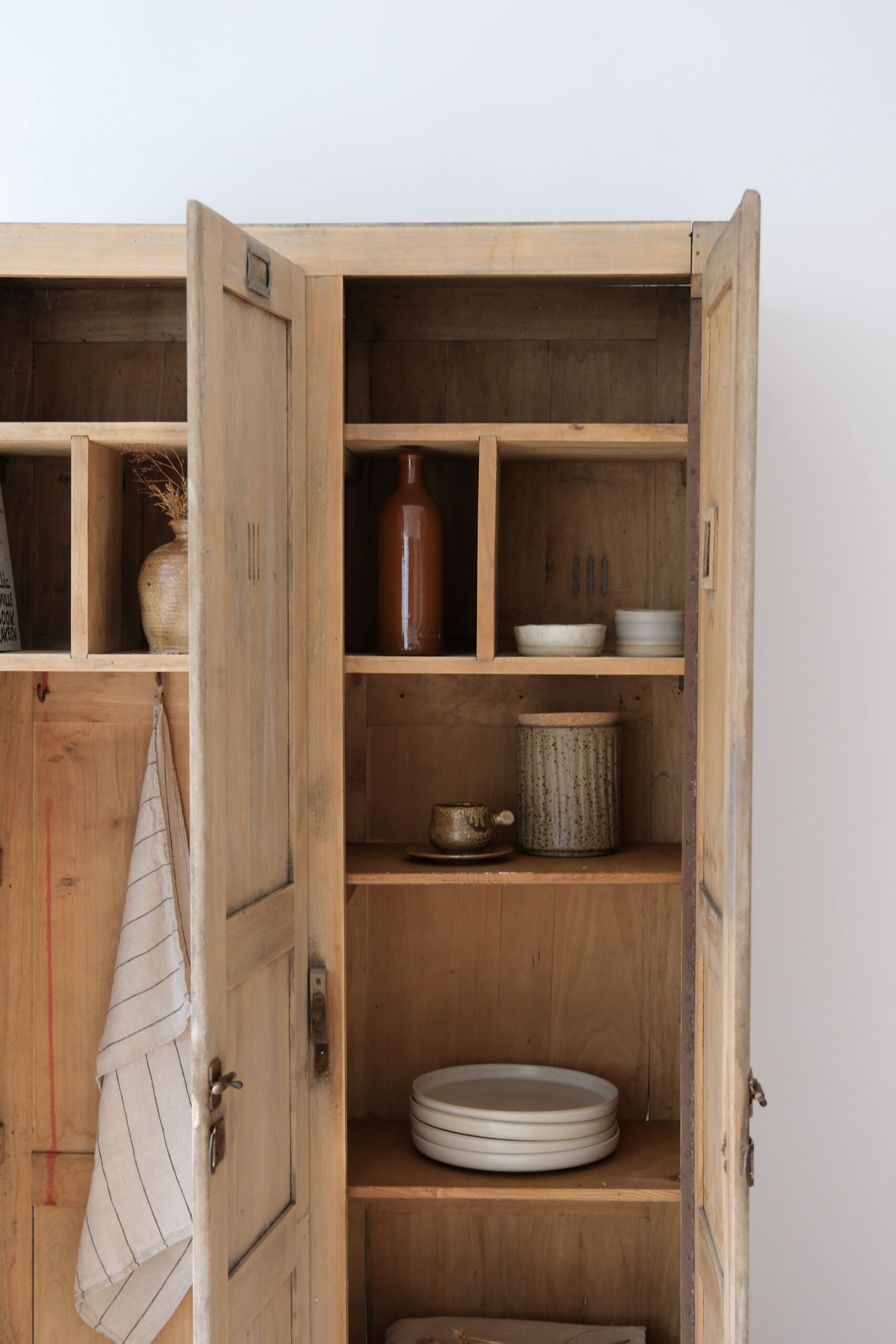 Armoire vintage ancien vestiaire allemand en chêne – Image 10