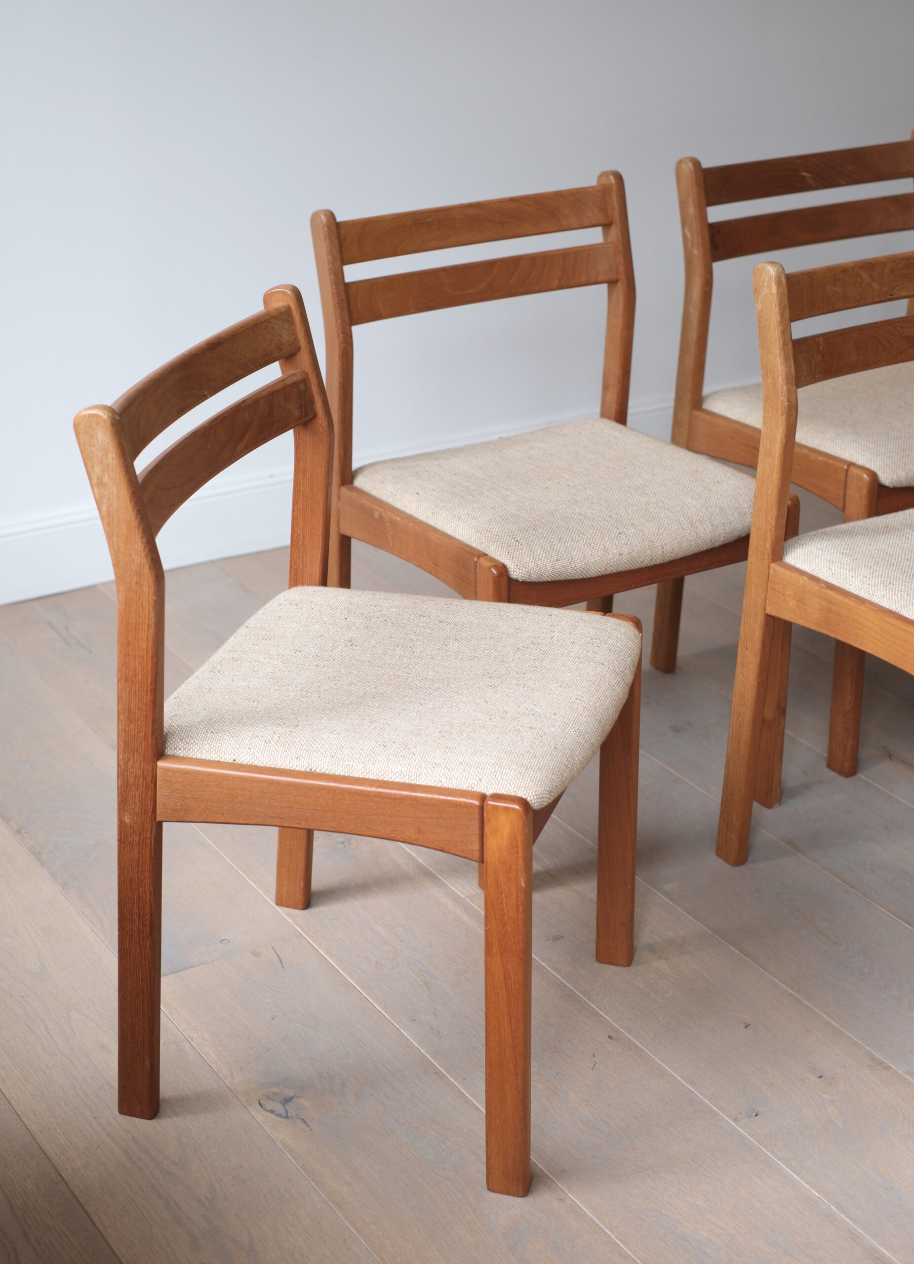 Lot de 6 chaises de salle à manger vintage en teck – Image 4
