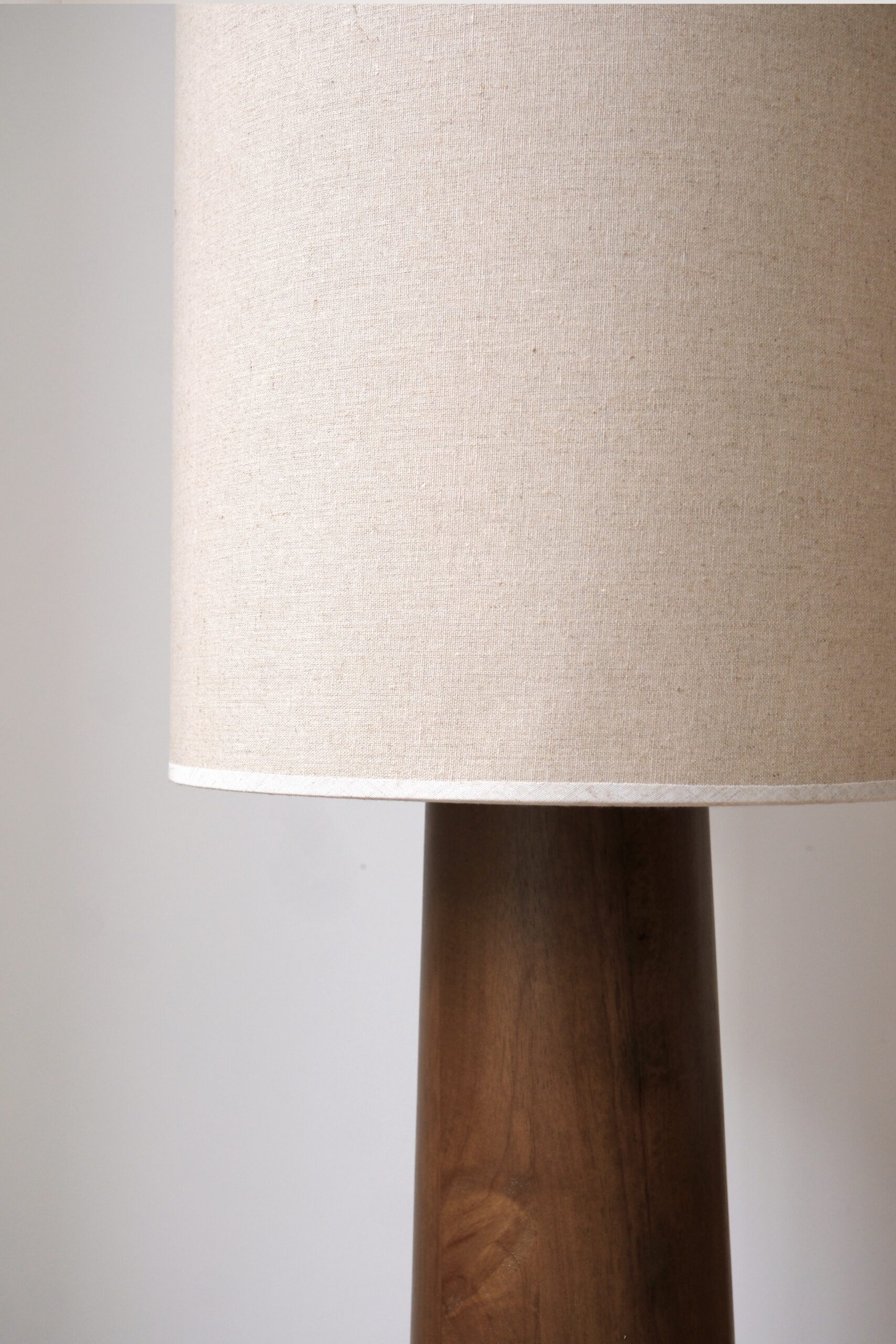 Lampadaire en Bois Nova – Image 2