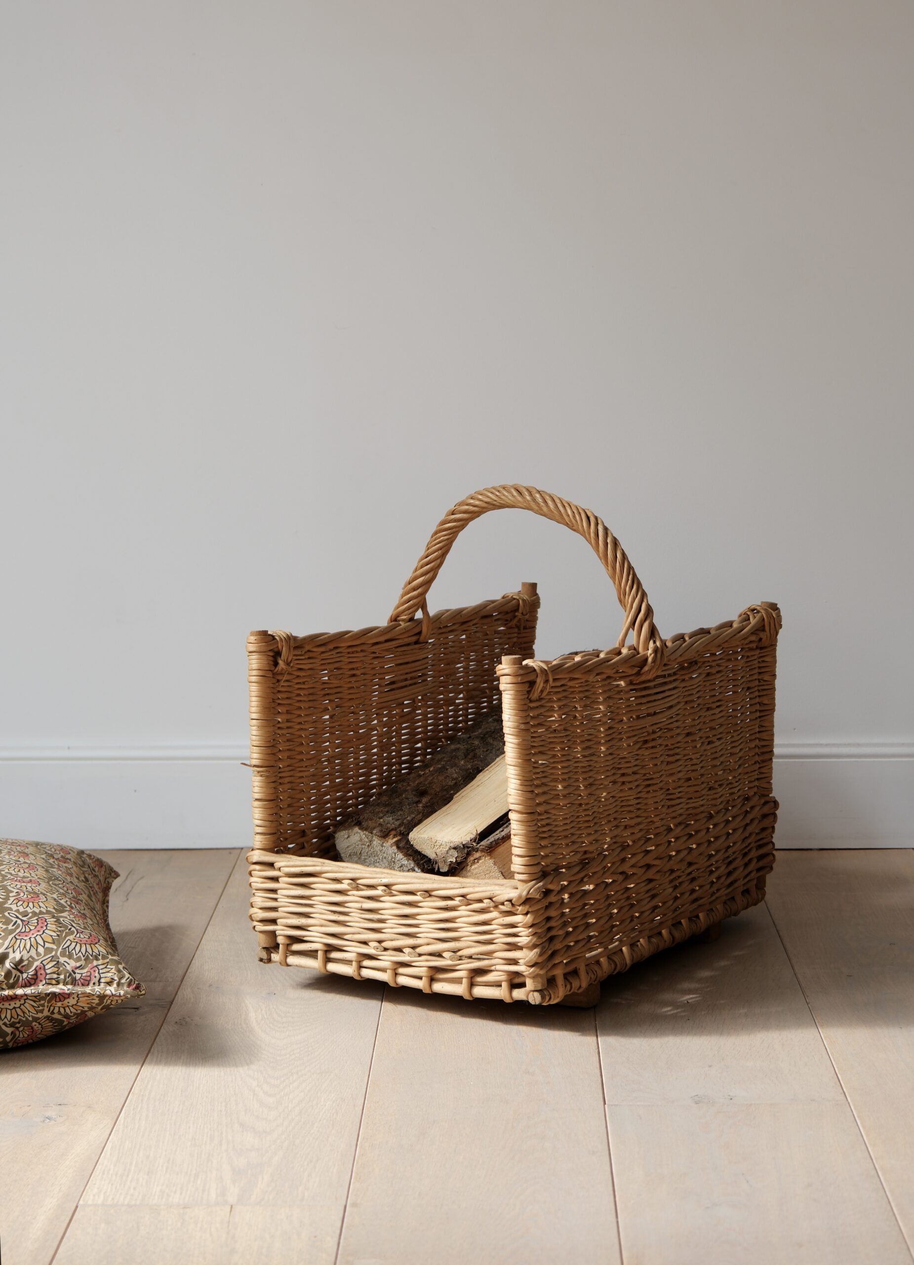 Panier à bûches en osier tressé, pièce chinée – Image 2