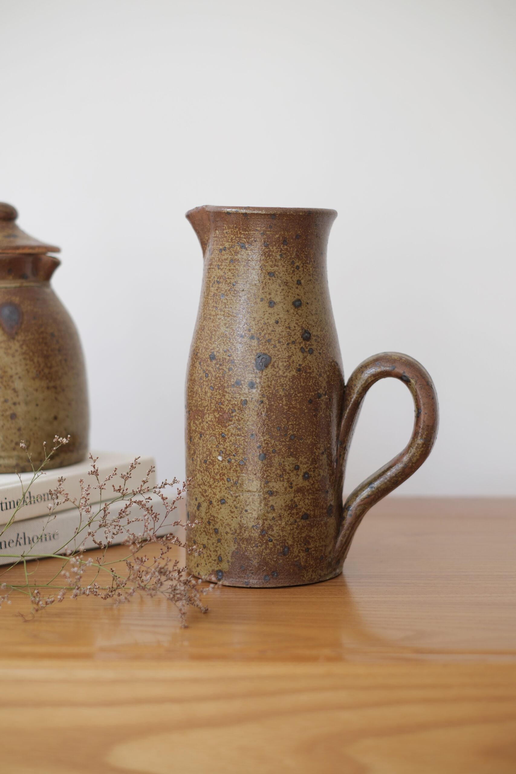 Pichet décoratif vintage en grès émaillé – Image 3