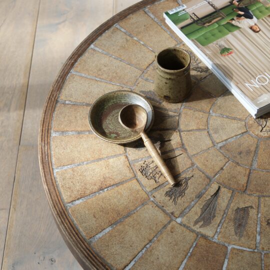 Table basse ronde vintage de Roger Capron – Image 4